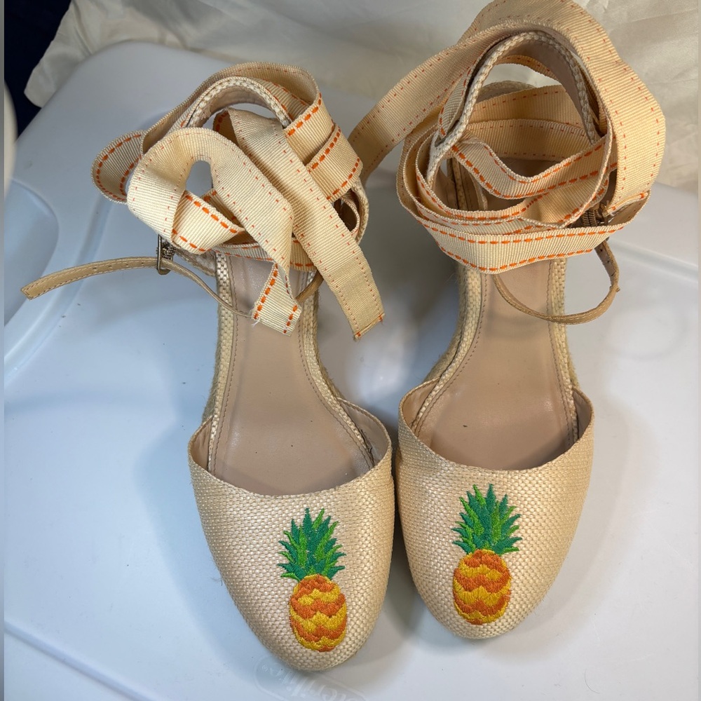 Arezzo Espadrille. Pineapple embroidered detail. Removable string.